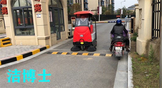 半封閉掃地車(chē)