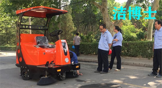 半封閉掃地車