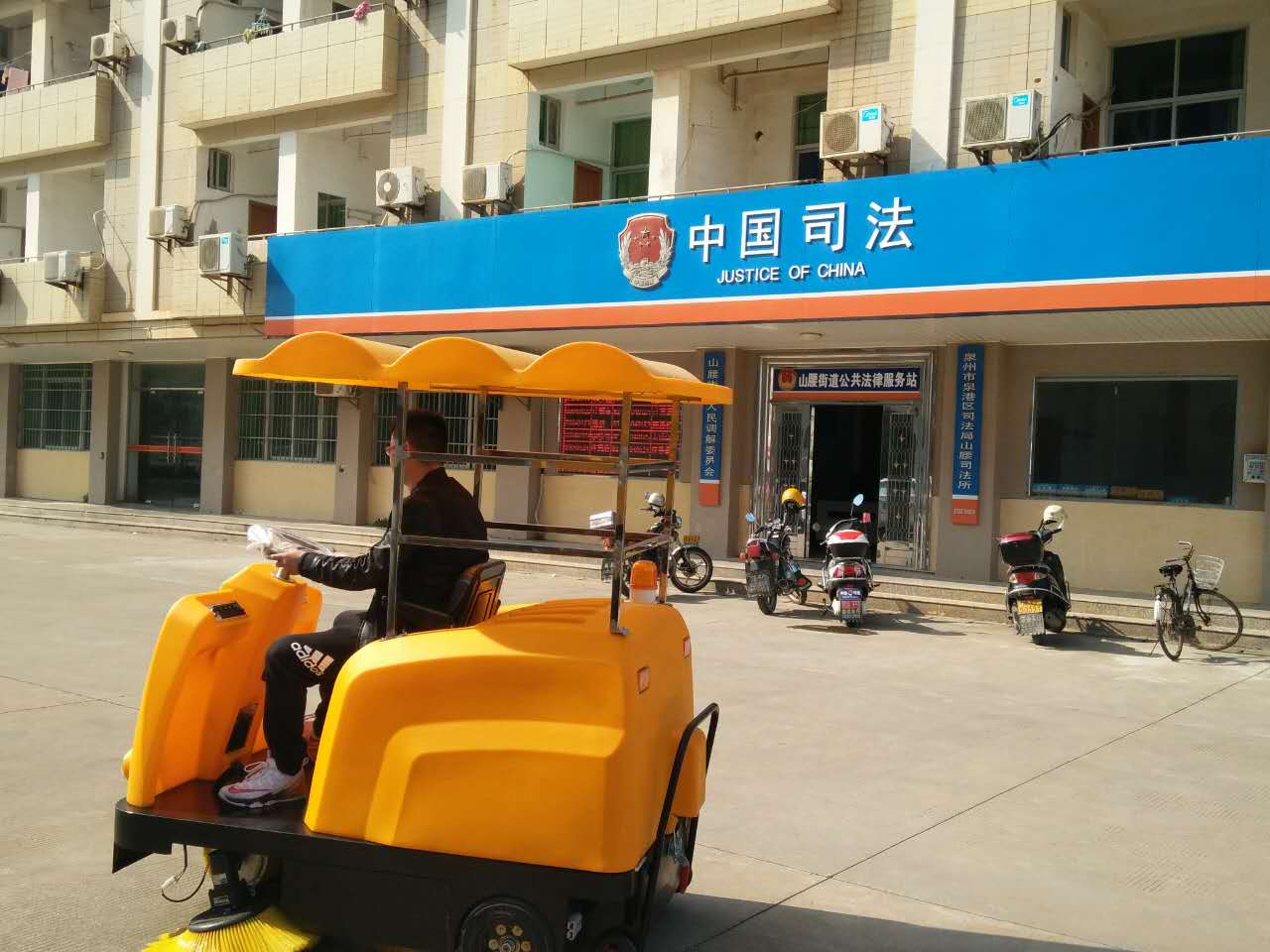 驚！一輛潔博士路面清掃機(jī)，惹得員工搶著干活？