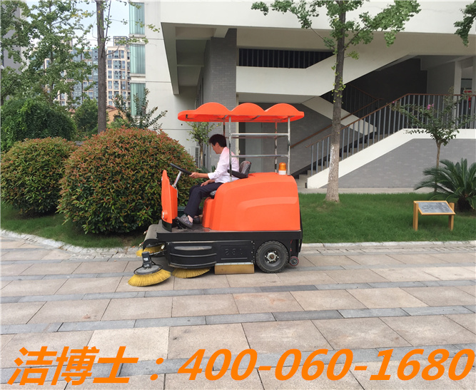 潔博士駕駛掃地車用戶案例—河南牧業(yè)經(jīng)濟學(xué)院 潔博士駕駛掃地車用戶案例—河南牧業(yè)經(jīng)濟學(xué)院