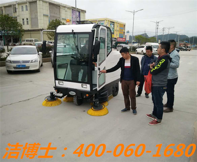 潔博士駕駛掃地車客戶案例——上海揚久實業(yè) 潔博士駕駛掃地車客戶案例——上海揚久實業(yè)