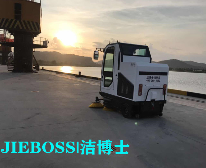 鄂爾多斯烏蘭煤碳集團(tuán)---全封閉掃地車 鄂爾多斯烏蘭煤碳集團(tuán)---全封閉掃地車