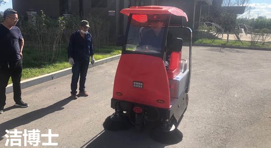 潔博士掃地機使用中 潔博士掃地機使用中