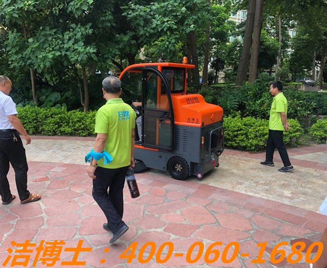 潔博士駕駛掃地車(chē)客戶案例——深圳市甘霖綠化清潔服務(wù)有限公司