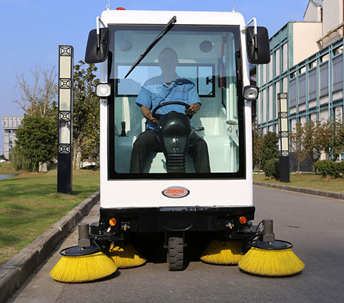 潔博士全封閉駕駛式電動(dòng)掃地車 潔博士全封閉駕駛式電動(dòng)掃地車